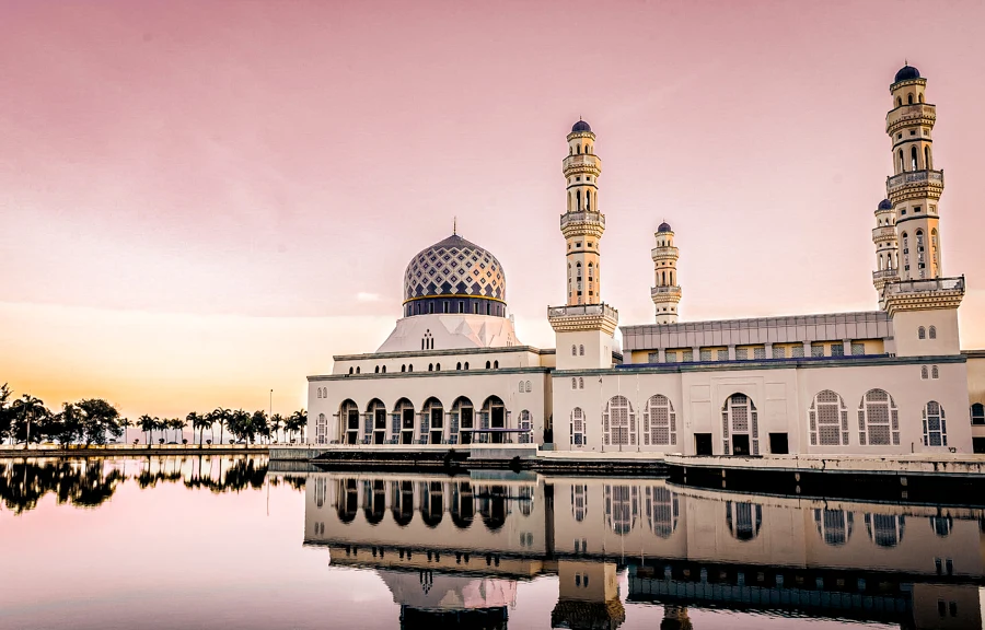 The floating mosque of Kota Kinabalu, one of the can't miss sights in the city The floating mosque of Kota Kinabalu, one of the can't miss sights in the city