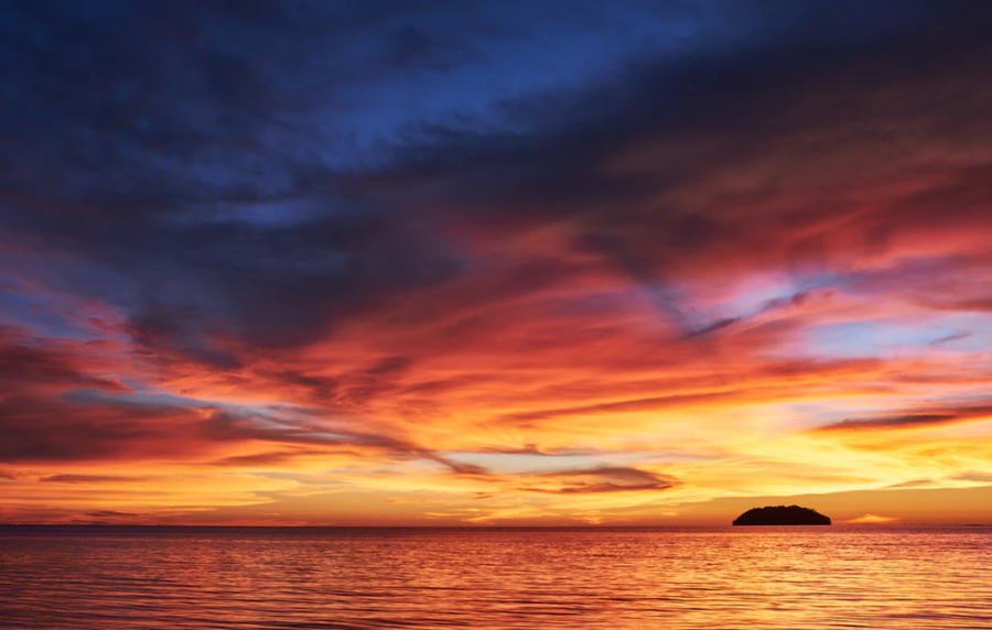 Sunset at Tanjung Aru Beach, a perfect way to end a Kota Kinabalu itinerary