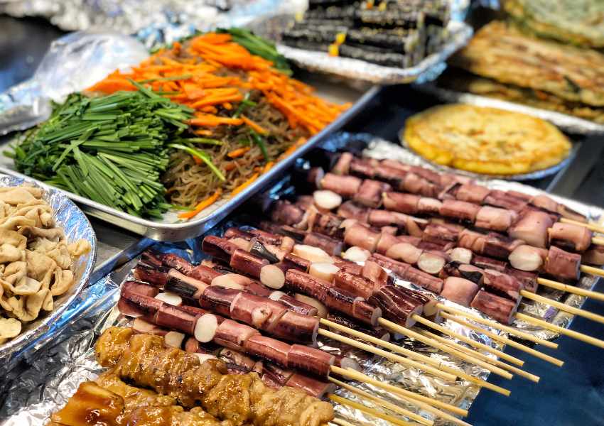 Street Food in Seoul: 14 Must-Try Dishes and Tips for Hardcore Foodies
